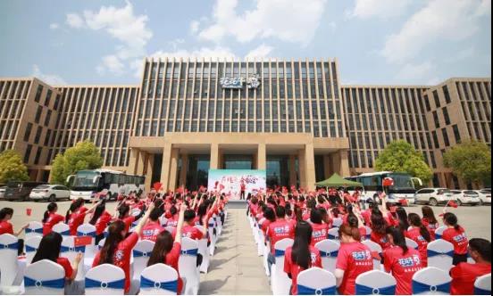 做白色的牛奶，創(chuàng)紅色的企業(yè)，花花牛乳業(yè)集團青春歌會慶祝建黨100周年