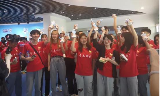 做白色的牛奶，創(chuàng)紅色的企業(yè)，花花牛乳業(yè)集團青春歌會慶祝建黨100周年