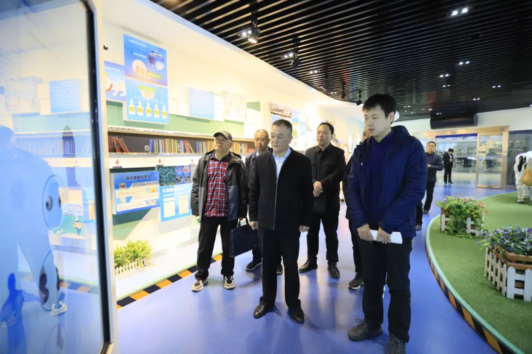 河南省發(fā)展改革委價調(diào)處副處長馬冰一行蒞臨花花牛乳業(yè)集團參觀調(diào)研 河南省發(fā)展改革委價調(diào)處副處長馬冰一行蒞臨花花牛乳業(yè)集團參觀調(diào)研