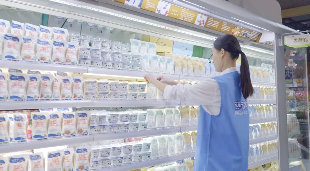 點贊！河南日報要聞02版——報道花花牛乳業(yè)集團鄭州分公司乳制品生產(chǎn)場景，彰顯花花牛乳業(yè)集團發(fā)展新活力