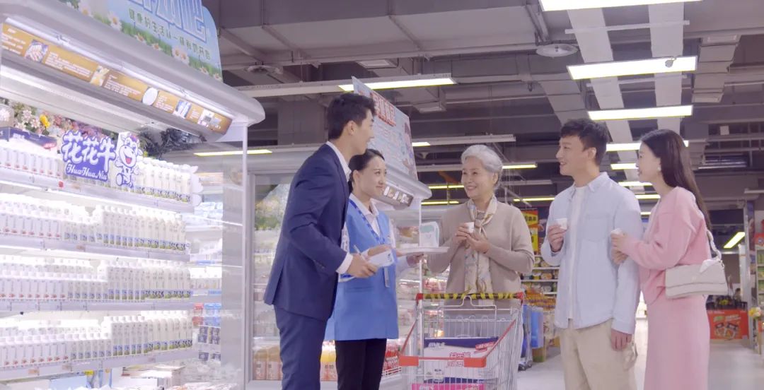 點贊！河南日報要聞02版——報道花花牛乳業(yè)集團鄭州分公司乳制品生產(chǎn)場景，彰顯花花牛乳業(yè)集團發(fā)展新活力