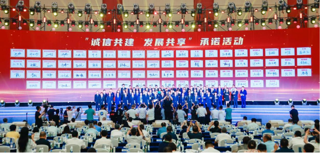 啟航新征程 點(diǎn)亮新賽道丨花花牛乳業(yè)集團(tuán)參加第十四屆中國(guó)奶業(yè)大會(huì)暨D20峰會(huì)，榮獲“中國(guó)乳制品生產(chǎn)企業(yè)現(xiàn)代化等級(jí)5A級(jí)”評(píng)定殊榮