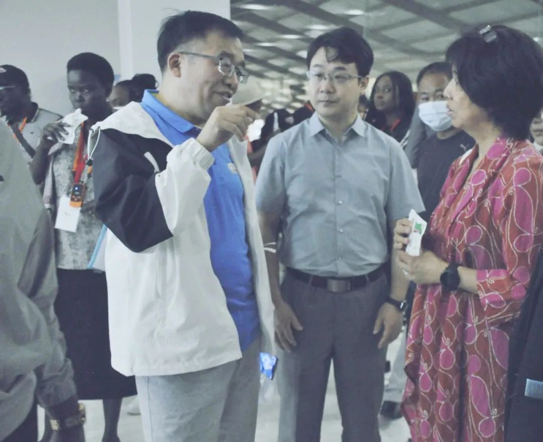 北京大學(xué)南南合作與發(fā)展學(xué)院教授、全球伙伴關(guān)系主任周詠梅一行蒞臨花花牛平輿瑞亞牧業(yè)參觀調(diào)研