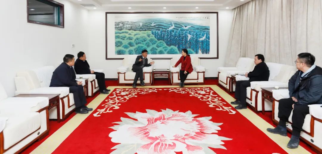 發(fā)揮產(chǎn)業(yè)優(yōu)勢(shì) 助力鄉(xiāng)村振興 | 民權(quán)縣委副書(shū)記、縣長(zhǎng)王靜嫻會(huì)見(jiàn)關(guān)曉彥董事長(zhǎng)一行