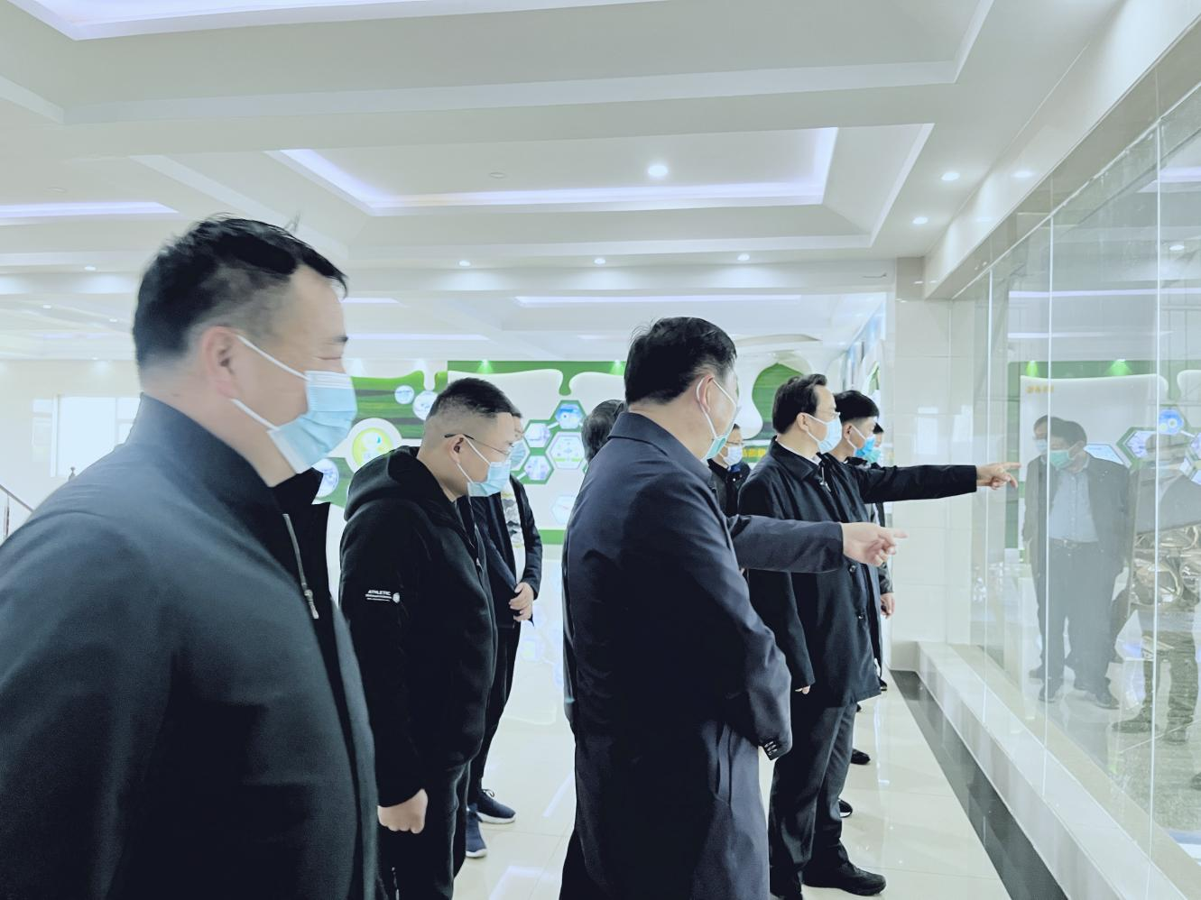 河南省人大常委會(huì)黨組書記、副主任孔昌生蒞臨花花牛魯山瑞亞牧場(chǎng)參觀調(diào)研