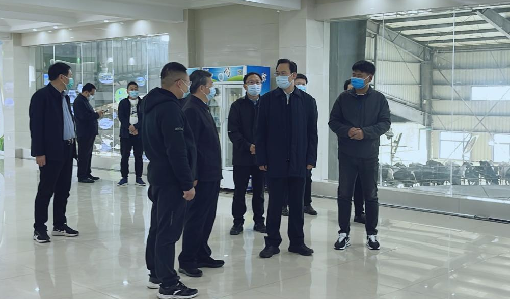 河南省人大常委會(huì)黨組書記、副主任孔昌生蒞臨花花牛魯山瑞亞牧場(chǎng)參觀調(diào)研