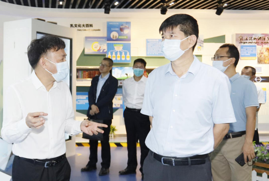 快訊丨河南省人民政府國(guó)有資產(chǎn)監(jiān)督管理委員會(huì)副主任劉銀志蒞臨花花牛乳業(yè)集團(tuán)參觀座談 快訊丨河南省人民政府國(guó)有資產(chǎn)監(jiān)督管理委員會(huì)副主任劉銀志蒞臨花花牛乳業(yè)集團(tuán)參觀座談