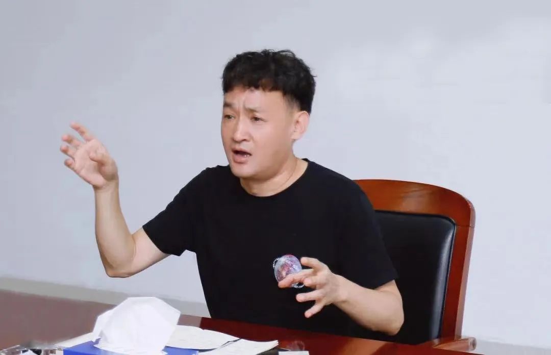 勇?lián)姑な卣齽?chuàng)新｜花花牛乳業(yè)集團(tuán)召開營銷、養(yǎng)殖及飼料月度經(jīng)營工作會議