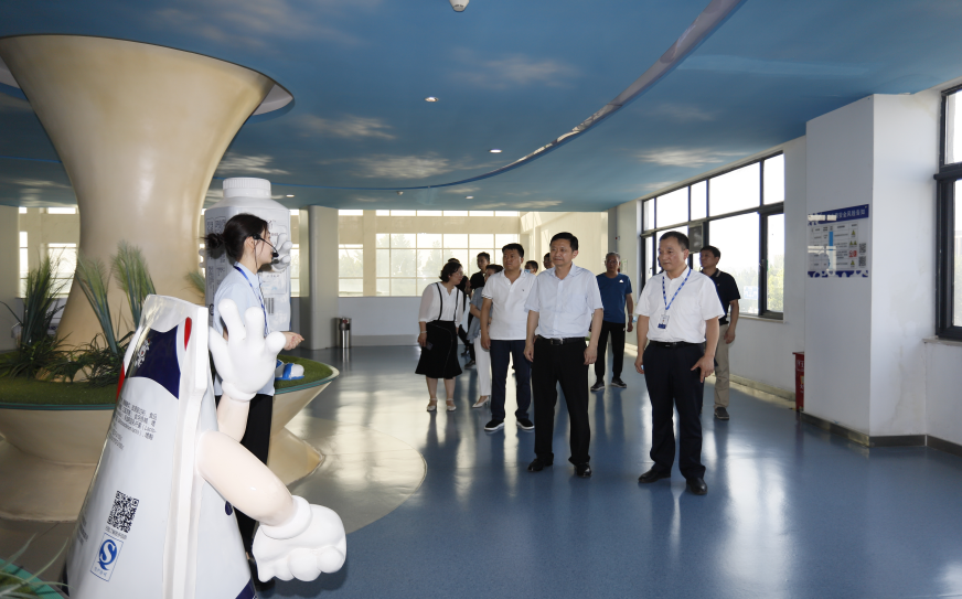 快訊|鄭州市二七區(qū)委副書記、區(qū)長虎榮鑫蒞臨河南花花牛乳業(yè)集團調(diào)研