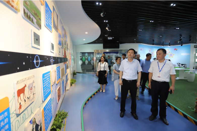 快訊|鄭州市二七區(qū)委副書記、區(qū)長虎榮鑫蒞臨河南花花牛乳業(yè)集團調(diào)研