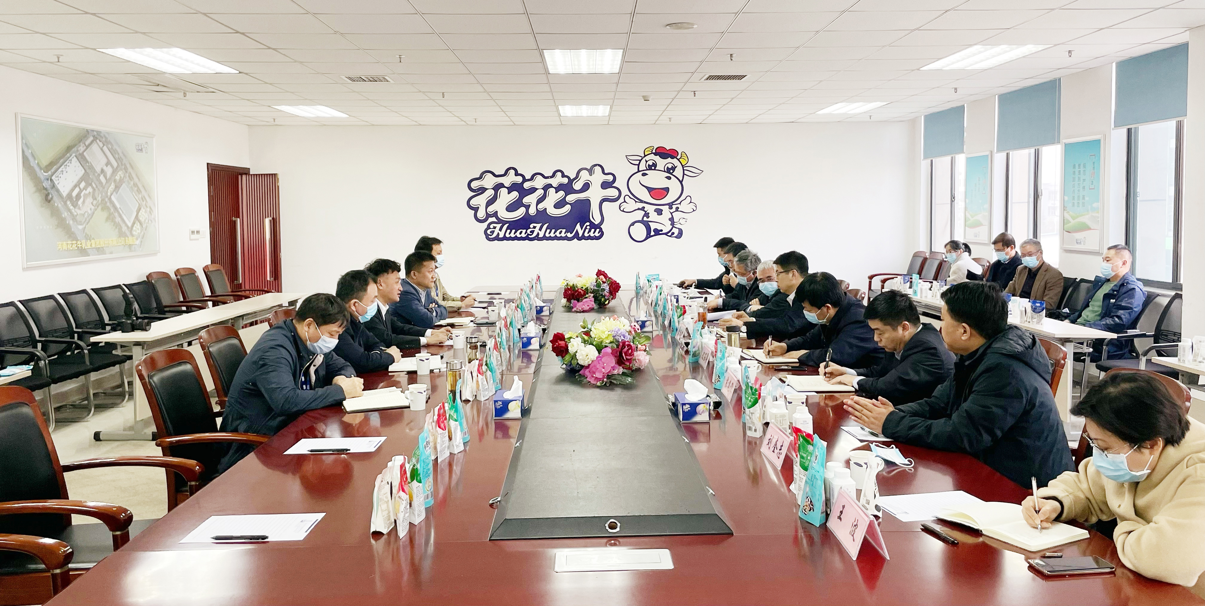 河南省委常委、副省長(zhǎng)費(fèi)東斌蒞臨 花花牛乳業(yè)集團(tuán)調(diào)研