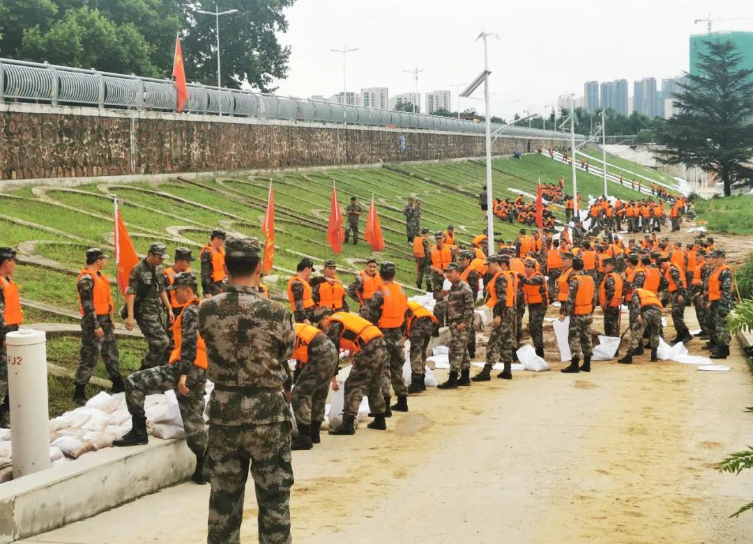 大雨無(wú)情人有情！花花牛乳業(yè)慰問(wèn)常莊水庫(kù)抗洪搶險(xiǎn)官兵
