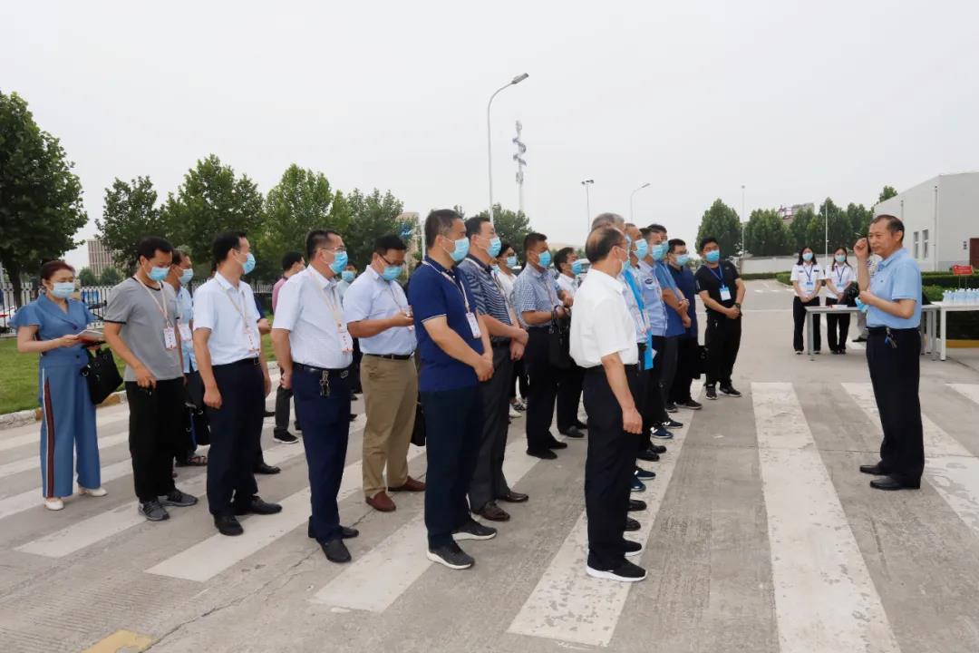 鄭州市安全生產(chǎn)雙重預(yù)防體系建設(shè)現(xiàn)場(chǎng)觀摩會(huì)在花花牛乳業(yè)集團(tuán)鄭州分公司召開 鄭州市安全生產(chǎn)雙重預(yù)防體系建設(shè)現(xiàn)場(chǎng)觀摩會(huì)在花花牛乳業(yè)集團(tuán)鄭州分公司召開