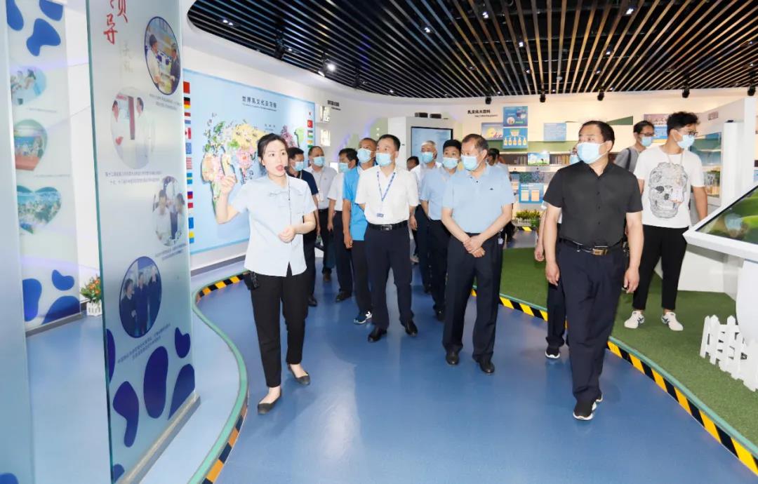 鄭州市安全生產(chǎn)雙重預(yù)防體系建設(shè)現(xiàn)場(chǎng)觀摩會(huì)在花花牛乳業(yè)集團(tuán)鄭州分公司召開 鄭州市安全生產(chǎn)雙重預(yù)防體系建設(shè)現(xiàn)場(chǎng)觀摩會(huì)在花花牛乳業(yè)集團(tuán)鄭州分公司召開