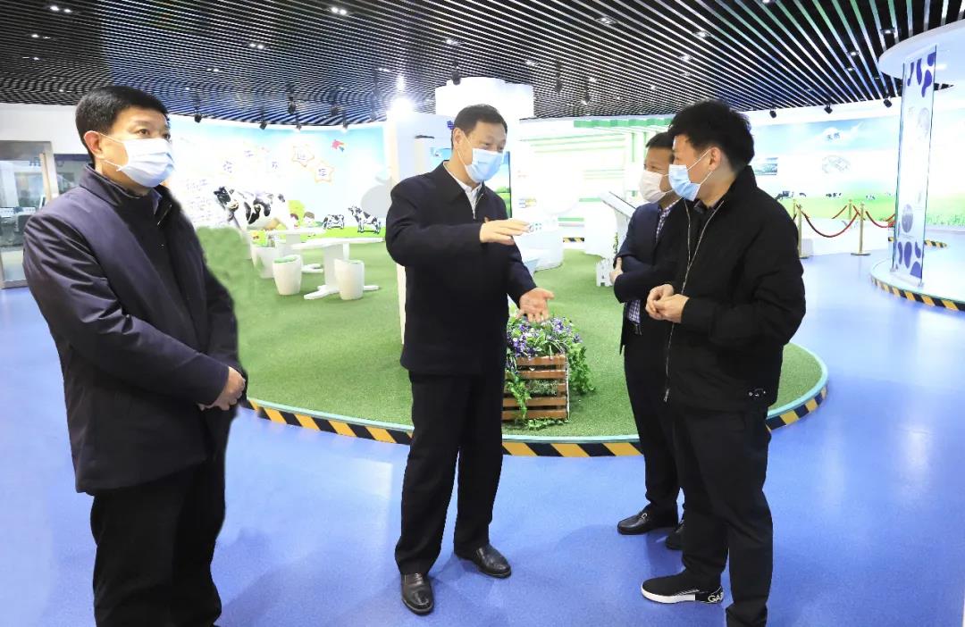 河南省委農(nóng)辦主任、農(nóng)業(yè)農(nóng)村廳廳長(zhǎng)申延平一行調(diào)研河南花花牛乳業(yè)集團(tuán)