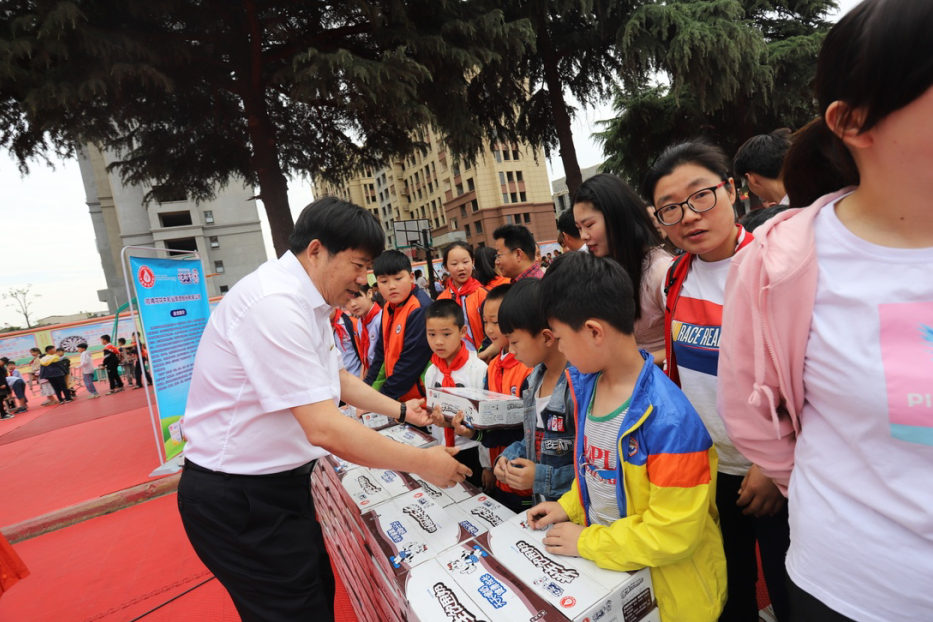 花花牛|六一關(guān)愛兒童，讓愛灑滿人間