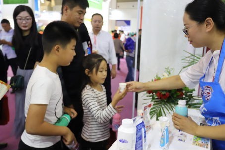 花花牛亮相第30屆中原畜牧業(yè)交易博覽會(huì) 花花牛亮相第30屆中原畜牧業(yè)交易博覽會(huì)