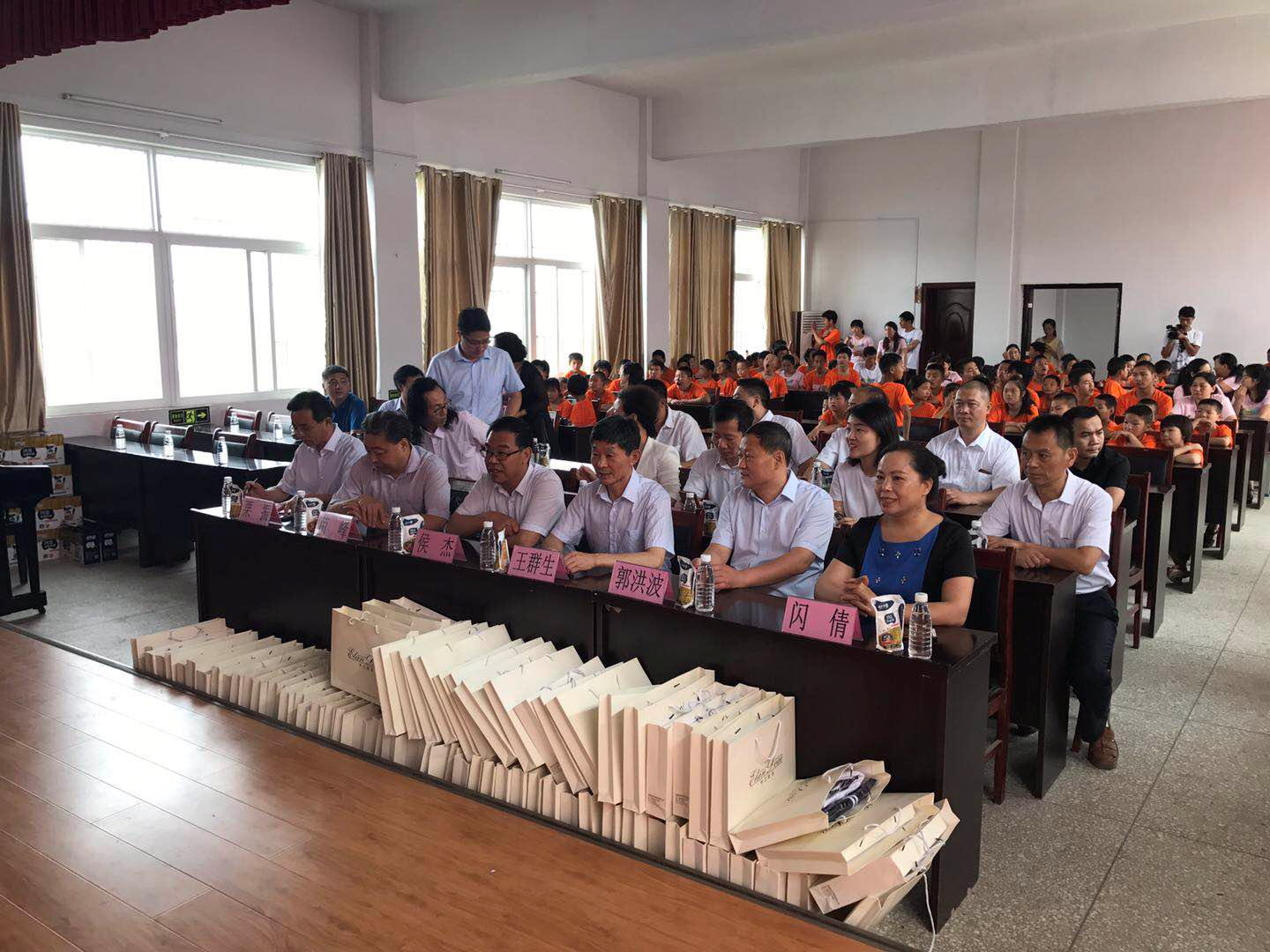 “關(guān)愛特殊兒童，讓愛灑滿人間—花花牛乳業(yè)集團(tuán)2018中國小康牛奶行動(dòng)” 公益助學(xué)泌陽捐贈(zèng)儀式