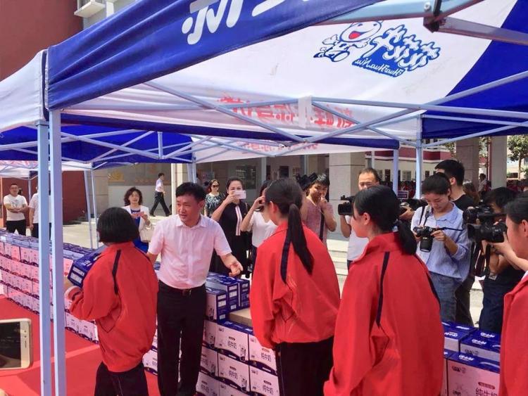 “健康中原，牛奶伴您行——花花牛乳業(yè)集團(tuán)2018中國小康牛奶行動(dòng)” 公益助學(xué)啟動(dòng)儀式隆重舉行