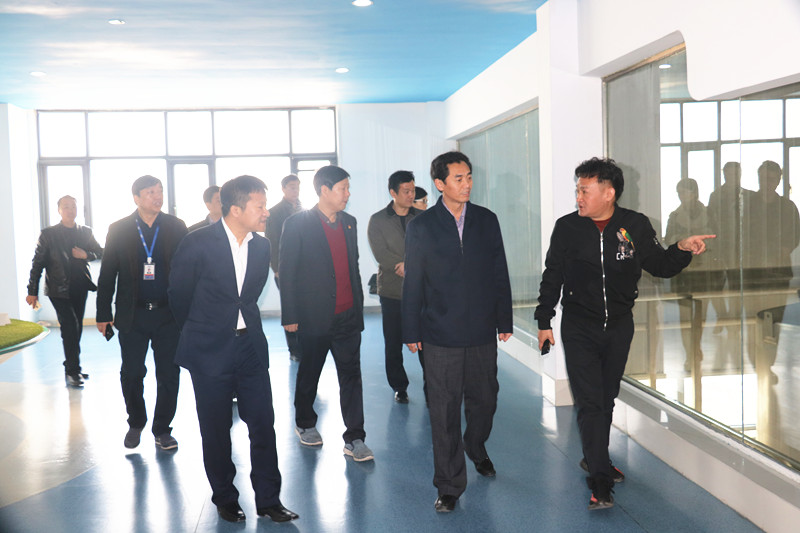 封丘縣縣長王獻(xiàn)臣一行蒞臨 花花牛集團(tuán)養(yǎng)殖、乳品事業(yè)部參觀調(diào)研