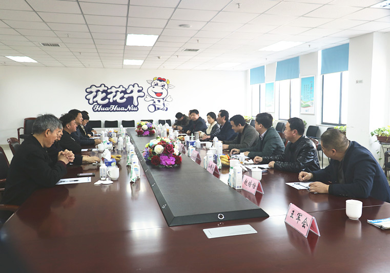 封丘縣縣長王獻(xiàn)臣一行蒞臨 花花牛集團(tuán)養(yǎng)殖、乳品事業(yè)部參觀調(diào)研