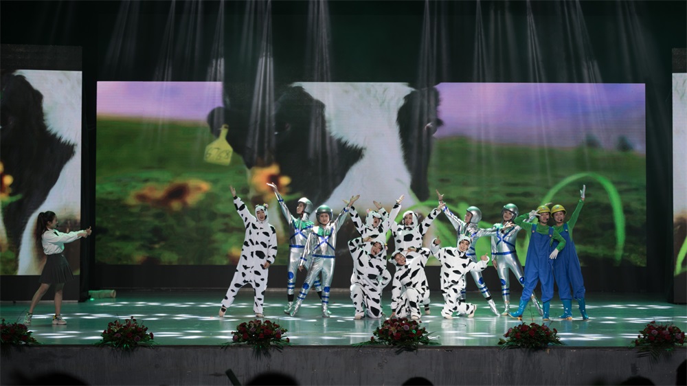 “不忘初心、聚力前行” 花花牛集團(tuán)2018迎新春聯(lián)歡會(huì)隆重舉行