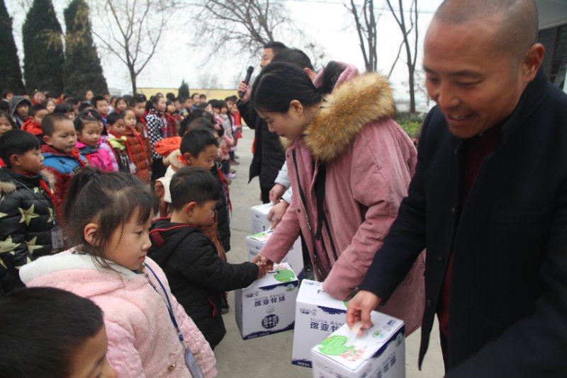 花花牛精準扶貧暖冬公益行走進登封市劉家溝 花花牛精準扶貧暖冬公益行走進登封市劉家溝