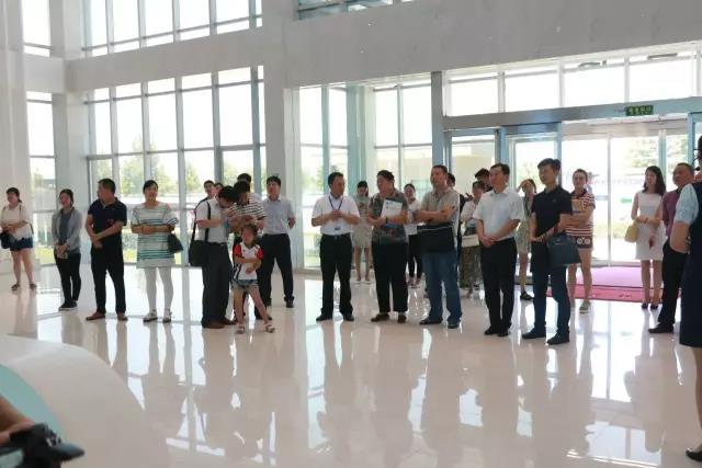 河南省食品安全座談會(huì)暨百場食安講座進(jìn)校園啟動(dòng)儀式在花花牛舉行