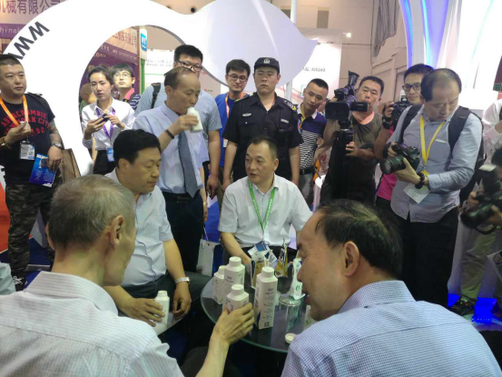 花花牛牛氣沖天！農(nóng)業(yè)部長品嘗“領(lǐng)暢”點贊，又獲國際奶業(yè)平臺青睞