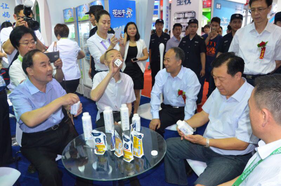 花花牛牛氣沖天！農(nóng)業(yè)部長品嘗“領(lǐng)暢”點贊，又獲國際奶業(yè)平臺青睞