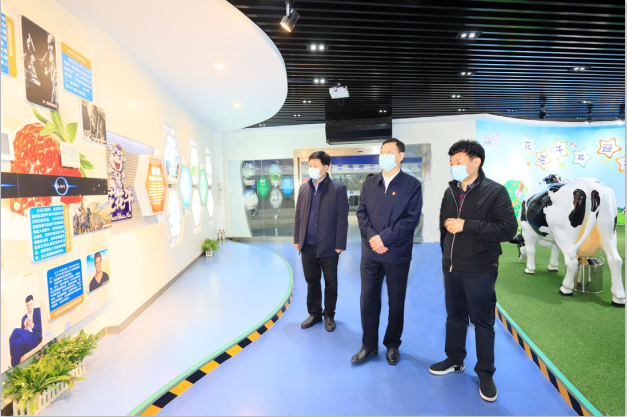 河南省委農(nóng)辦主任、農(nóng)業(yè)農(nóng)村廳廳長申延平一行調(diào)研河南花花牛乳業(yè)集團(tuán)