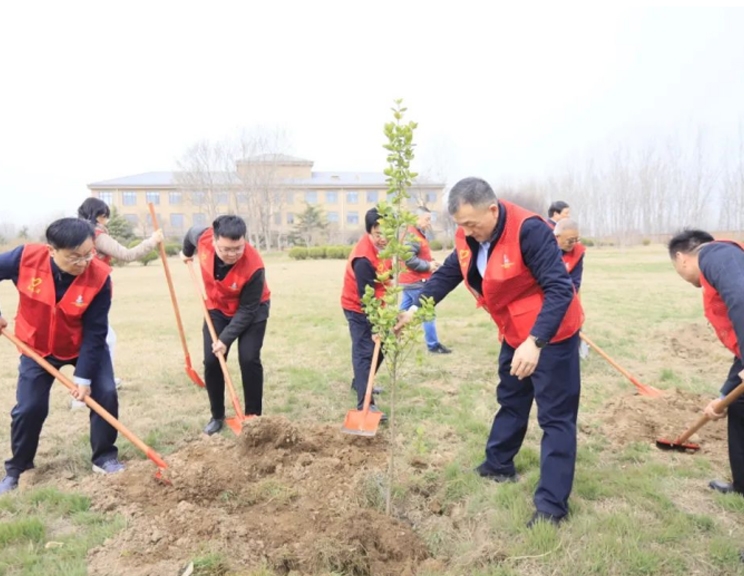 河南花花牛乳業(yè)集團開展“綠色發(fā)展踐初心 植樹護(hù)綠先鋒行”植樹活動